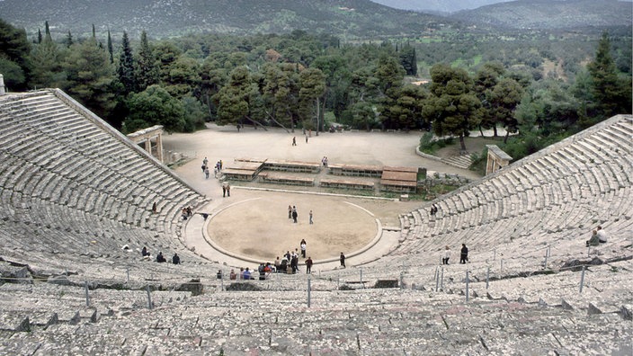 Amphitheater mit steinernen Sitzreihen.