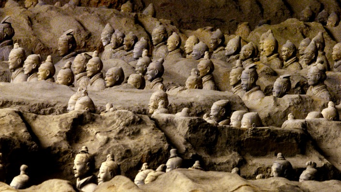 Köpfe der Terrakotta-Figuren zwischen Felsen