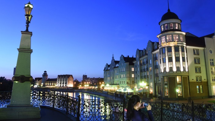 Blick von einer Brücke auf das Hotel "Kaiserhof" in Kaliningrad