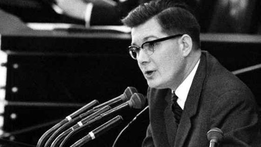 Der CDU-Abgeordnete Ernst Benda im März 1965 am Rednerpult im Bonner Bundestag.