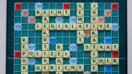 Verschiedene Begriffe zum Thema "Politik" auf einem Scrabblebrett