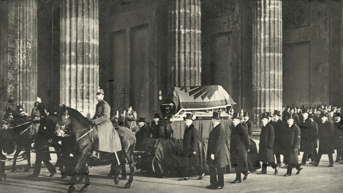 Der Trauerzug mit dem Sarg passiert das Brandenburger Tor in Berlin 1925