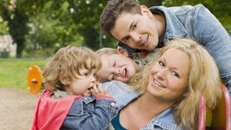 Eine Familie auf einem Spielplatz.