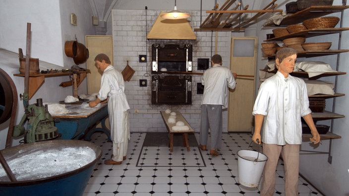 Verkäuferin in einer historischen Bäckerei im Ulmer Brotmuseum.