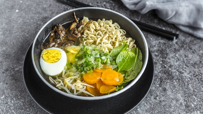 Ramen-Nudelgericht in Pfannen