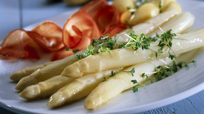 Spargel auf einem Teller mit Schinken.