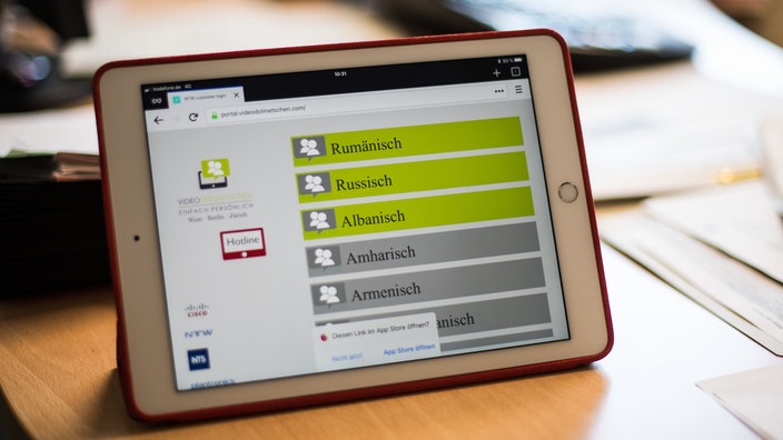 Das Display eines Tablets zeigt verschiedene Sprachen als Auswahlmöglichkeiten an