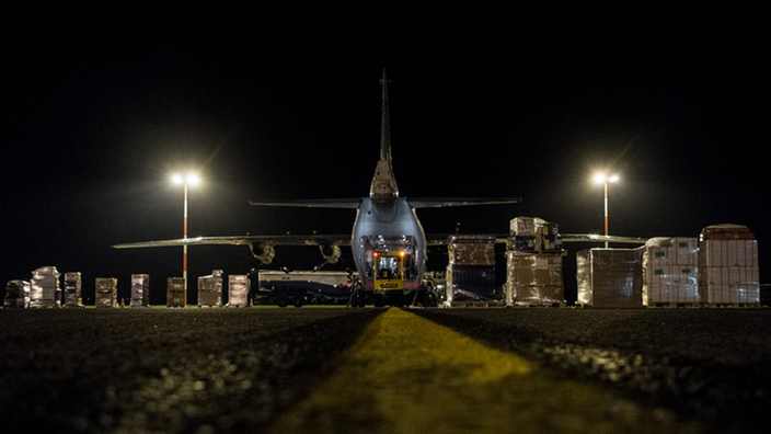 Hilfsgüter werden in ein Flugzeug verladen.