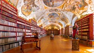 Blick in die theologische Bibliothek von Kloster Strahov in Prag