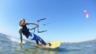 Kitesurferin auf dem Meer