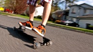 Junger Mann fährt auf Longboard