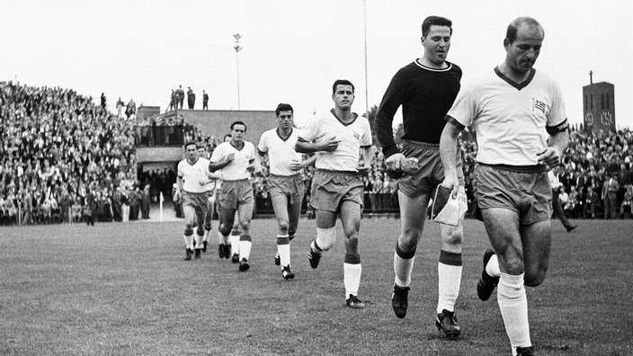 Einlauf von Tasmania Berlin ins Stadion