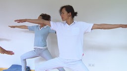 Screenshot aus dem Film "Yoga stärkt das Herz"