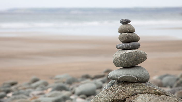 Ein Steinturm am Strand.