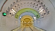 Blick in den gekachelten menschenleeren alten Elbtunnel.