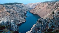 In eine karge Felslandschaft hat sich der Fluss Zrmanja eine tiefe Schlucht gegraben.