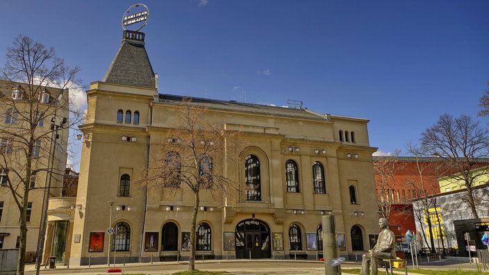 Das Gebäude des Berliner Ensembles (Theater am Schiffbauerdamm) mit Bertolt-Brecht-Denkmal