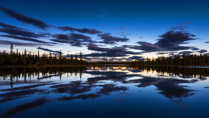 Düstere Stimmug über einem See in Skandinavien