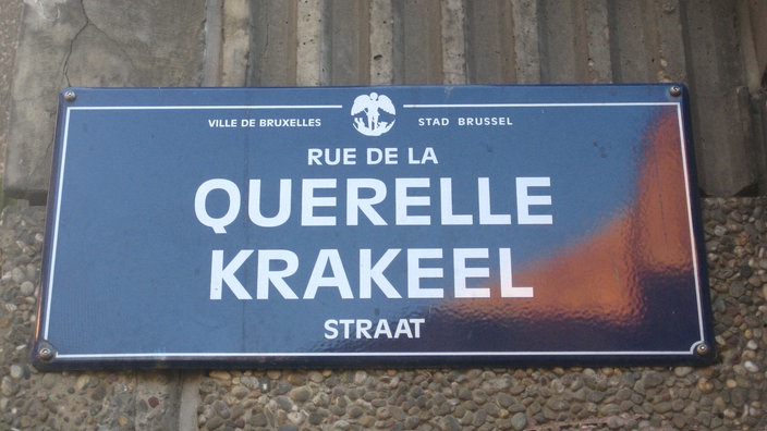 Zweisprachiges Straßenschild: Rue de la Querelle oder Krakeel Straat.