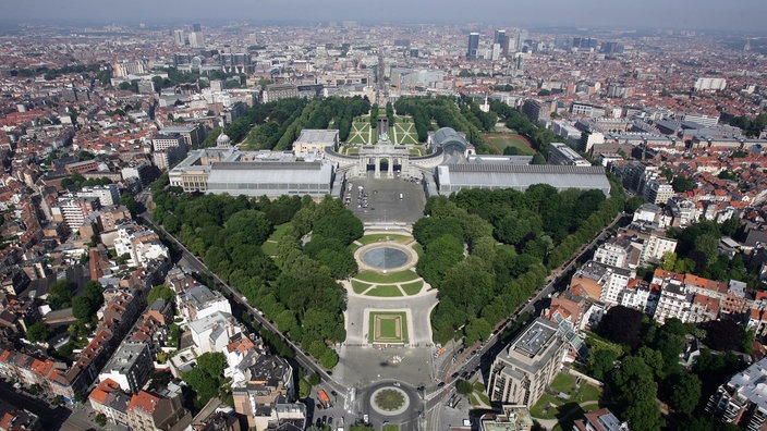 Brüssel aus der Vogelperspektive: In der Bildmitte der Jubelpark mit Triumphbogen, zu den Seiten breiten sich die Häuser aus.