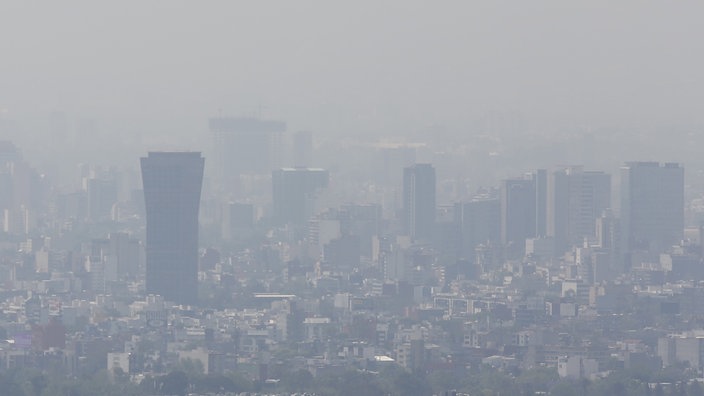 Das stark vernebelte Foto der Skyline der Stadt