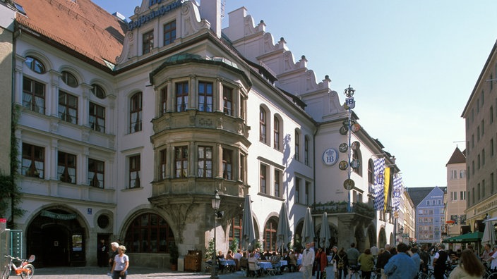 Das Münchener Hofbräuhaus in der späten Abenddämmerung. Die Fenster sind hell erleuchtet.