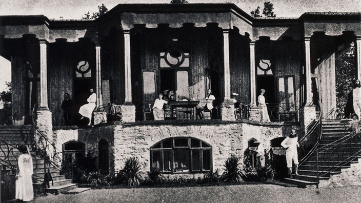 Männer und Frauen vor dem Sanatorium auf dem Monte Verità.