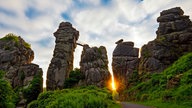 Die Felsformation der Externsteine bei Sonnenaufgang