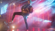 Ein Mann performt auf der Bühne bei der WM im Luftgitarre spielen in Oulu 