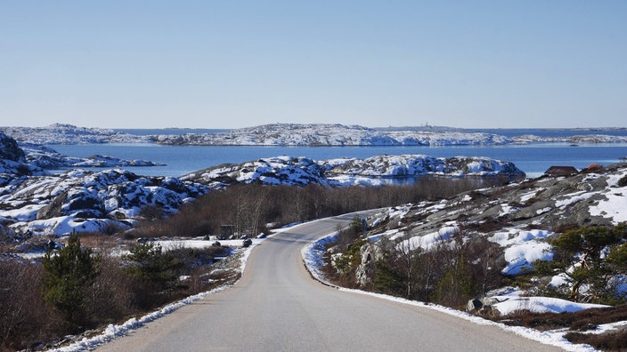 Küstenstraße mit Inseln im Winter