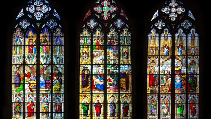 Bunte Kirchenfenster im Kölner Dom.