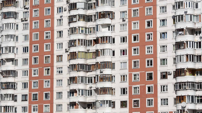 Fensterfront eines Plattenbaus.