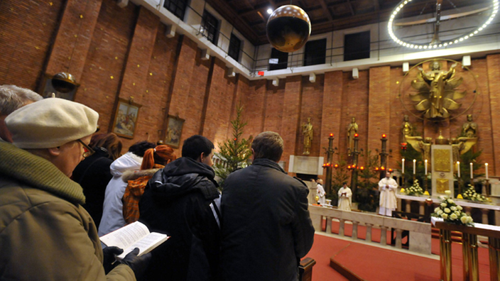 Christen bei der Weihnachtsmesse.