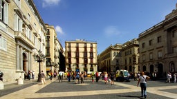 Platz und Parlamentsgebäude in Barcelona.