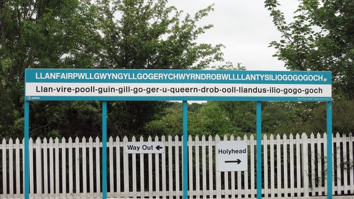 Sehr langes Schild am Bahnhof von Llanfairpwllgwyngyllgogerychwyrndrobwllllantysiliogogogoch in Wales