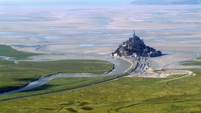 Luftaufnahme des Mont St. Michel. Schafweiden haben den Berg fast erreicht.