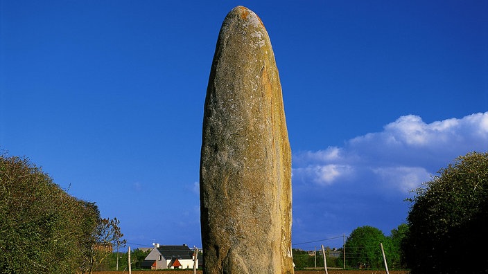 Sehr großer, einzeln stehender Menhir.