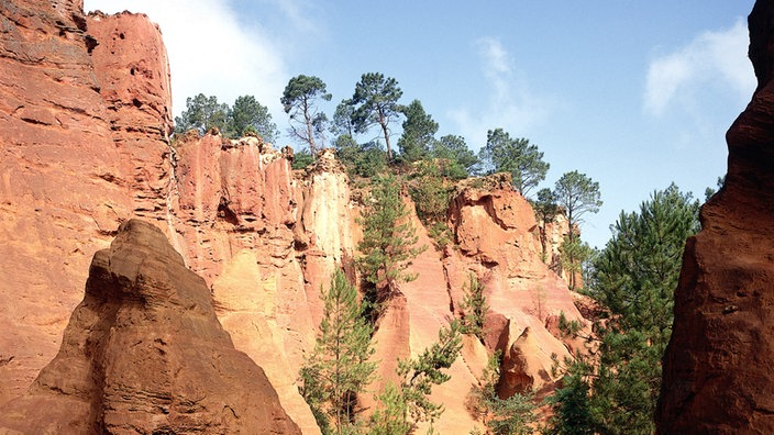 Rötlich gefärbte, spitze Felsen