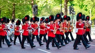 Eine Musikkapelle in schicken Uniformen mit rotem Oberteil