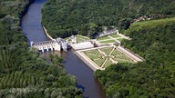 Blick auf das Wasserschloss Chenonceau in der Ortschaft Chenonceaux im französischen Departement Indre-et-Loire