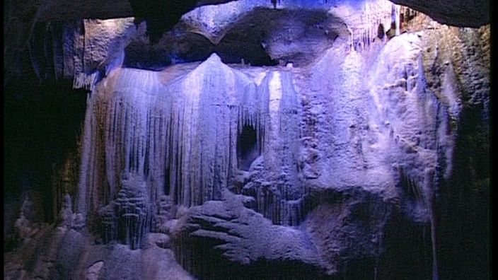 Lila angestrahlte Tropfsteine in der Orgelgrotte