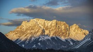 Eine Schlechtwetterfront zieht über den Gipfel der Zugspitze hinweg