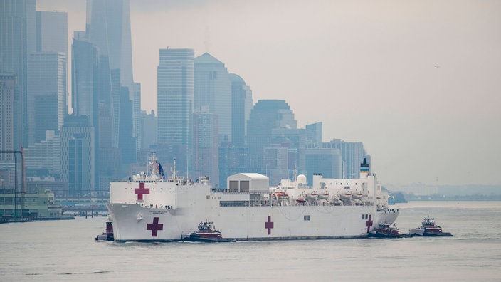 Das Lazarettschiff USNS Comfort vor der Skyline von New York.