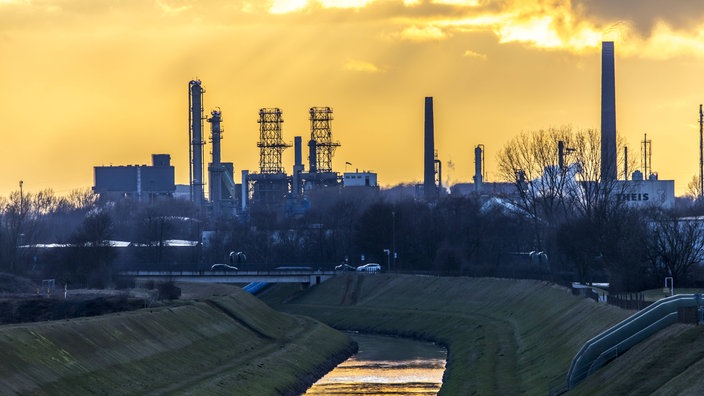 Kanalisierte Emscher vor Industrieanlagen