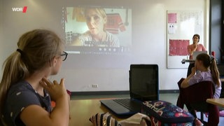 Ein Klassenzimmer während einer Videokonferenz