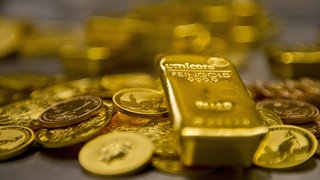 Goldbarren und Goldmünzen