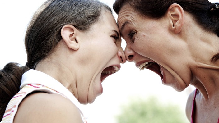 Tochter und Mutter schreien sich an