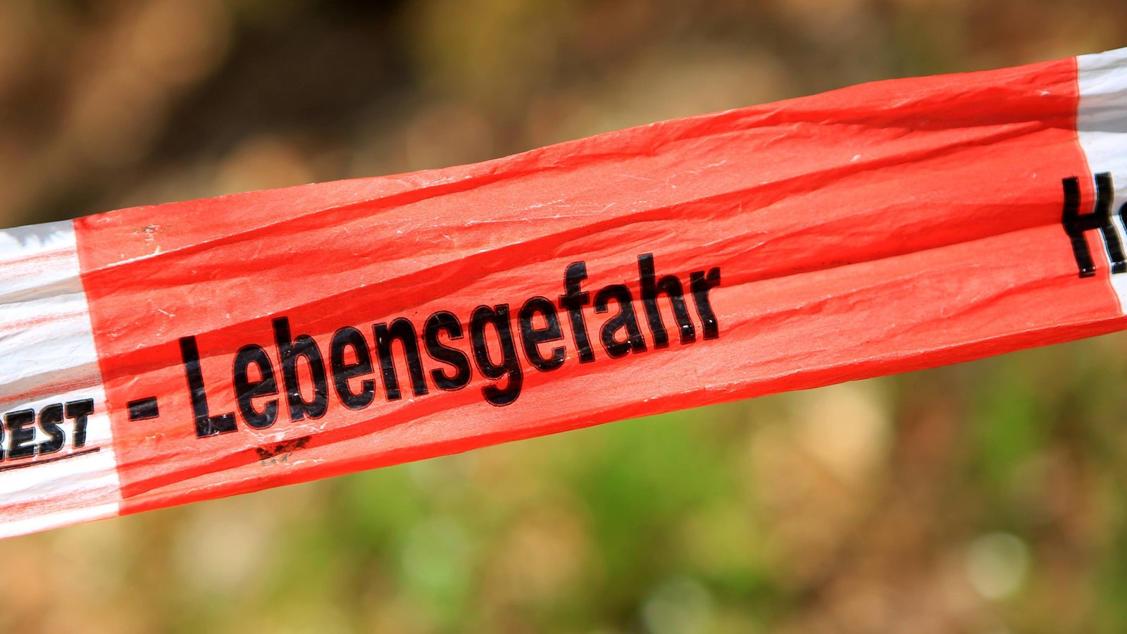 Absperrband mit Aufschrift "Lebensgefahr".