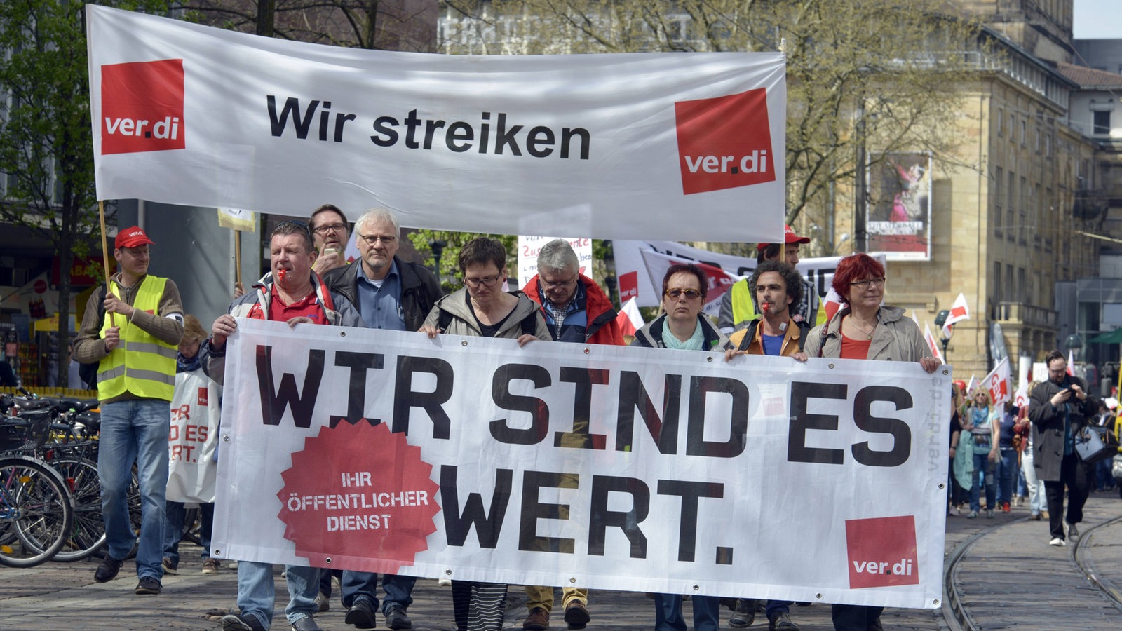 Gewerkschafter:innen demonstrieren bei einem Warnstreik des öffentlichen Dienstes für mehr Lohn 