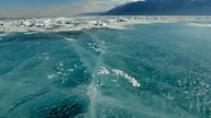 Unendlich scheinende blaue Eisfläche auf dem zugefrorenen Baikalsee, Sibirien